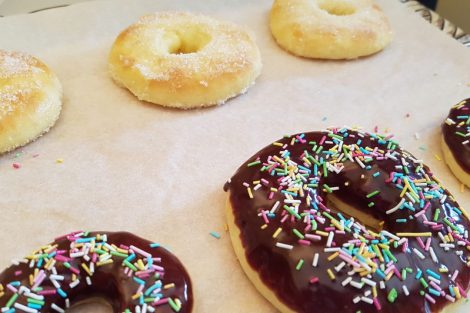 Donuts al forno - AleCakes le ciambelle americane con glassa colorata